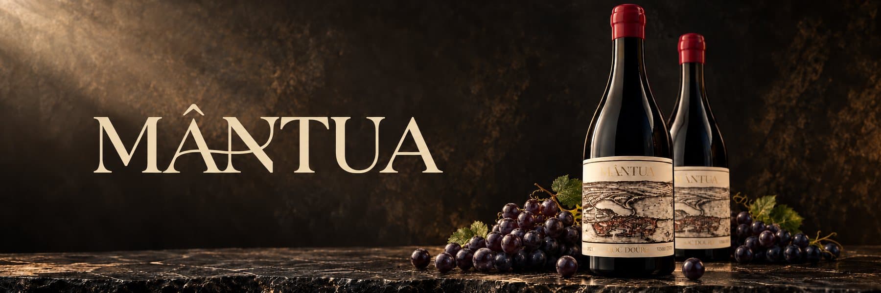 Garrafas do Mântua DOC Douro 2021 com uvas sobre mármore escuro — banner da marca