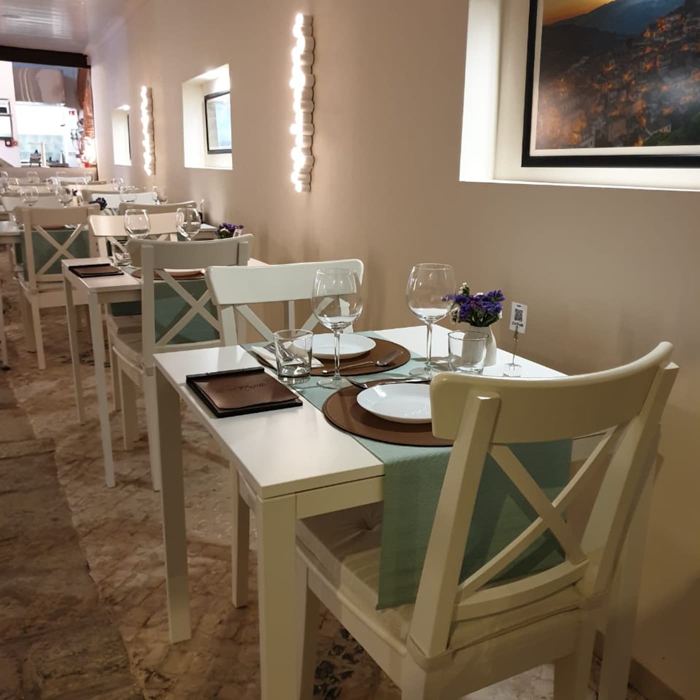 Ambiente acolhedor com cadeiras verdes pastel