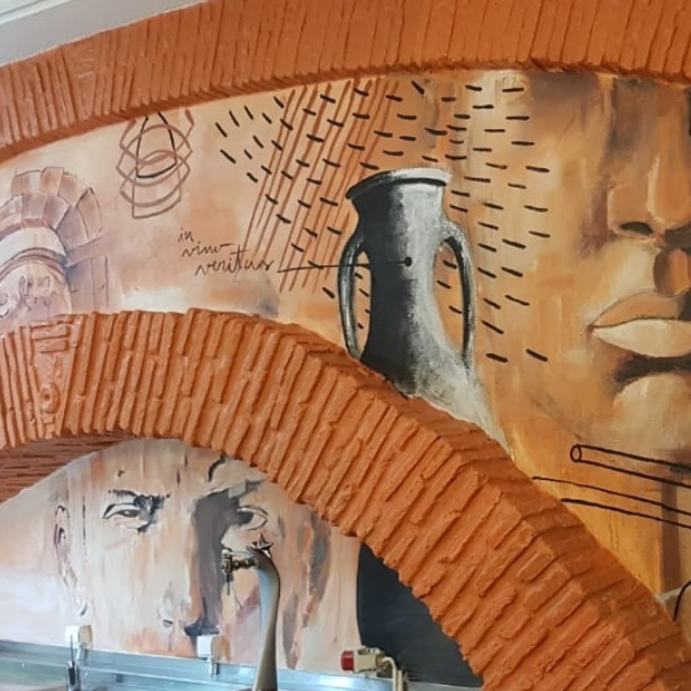 Mural artístico pintado à mão nos arcos de tijolo